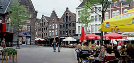 Genieten op een gezellig terras op de Korenmarkt in Arnhem Genieten op een gezellig terras op de Korenmarkt in Arnhem